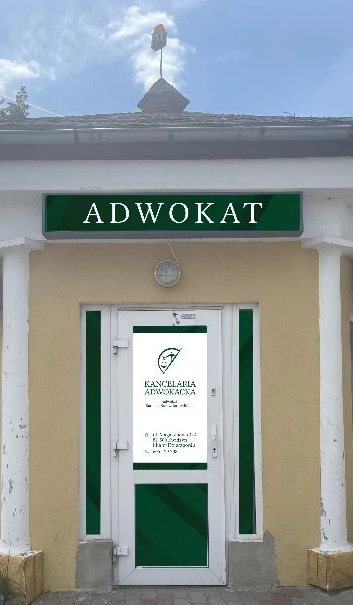 Wejście do kancelarii w Kwidzynie: budynek z zielonym szyldem ADWOKAT